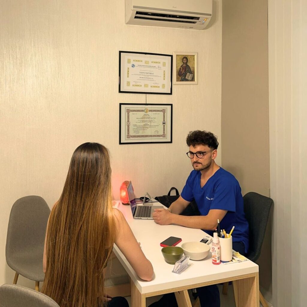 Raffaele Tosto durante una consulenza osteopatica nel suo studio a Pistoia